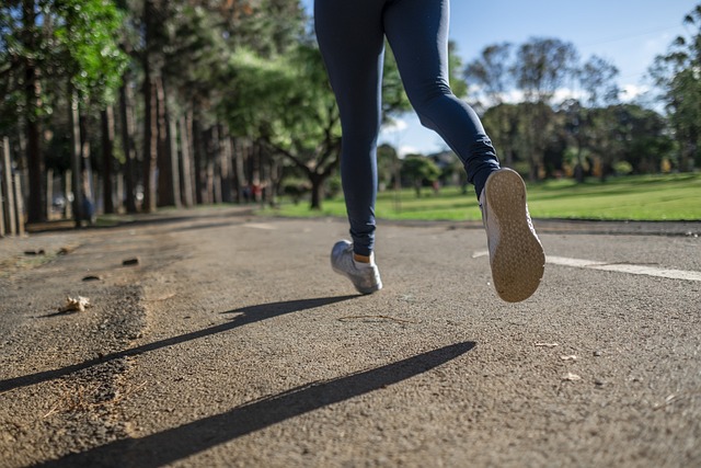 people jogging fitnes